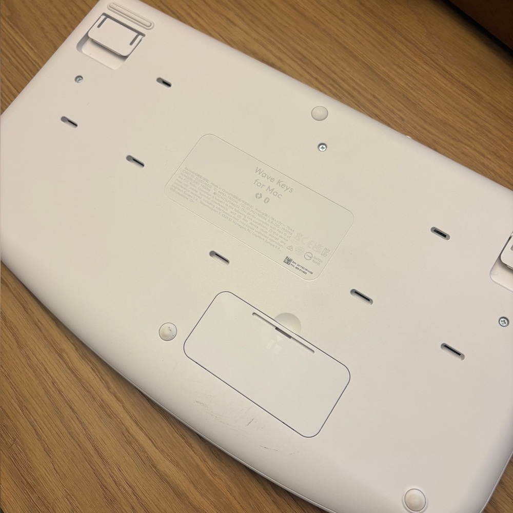 Logitech Wave Keys for Mac - Bluetooth ergonomic keyboard in off white - Picture 3 of 6